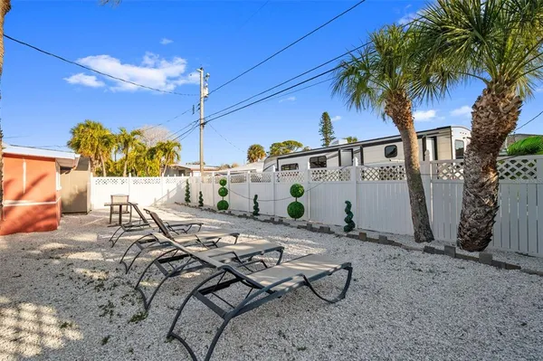 a view of a backyard