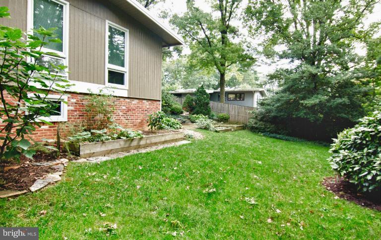 2924 Meadow View Road Falls Church, VA 22042 - Photo 10 of 19 Exterior (Rear)