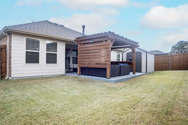 a view of a house with a backyard