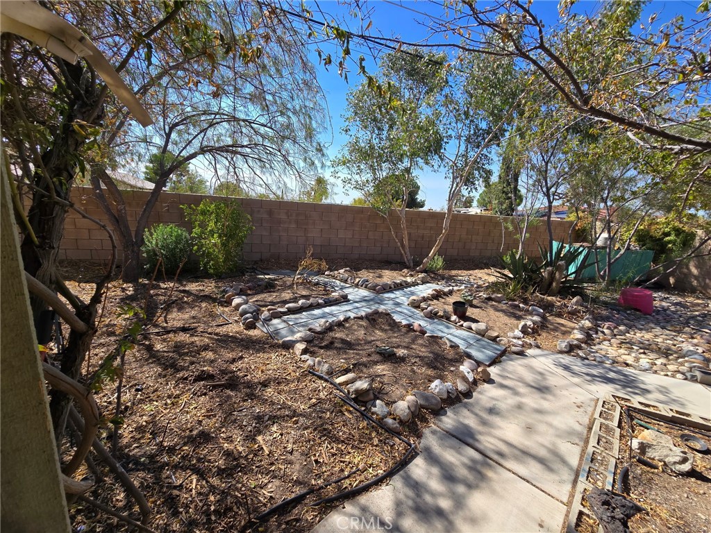 20221-20221 Modoc Road Apple Valley, CA 92308 - Photo 18 of 23 a view of a backyard with a tree