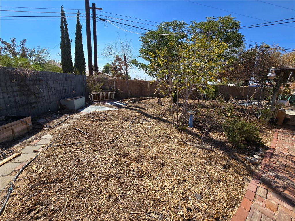 20221-20221 Modoc Road Apple Valley, CA 92308 - Photo 20 of 23 a view of a backyard