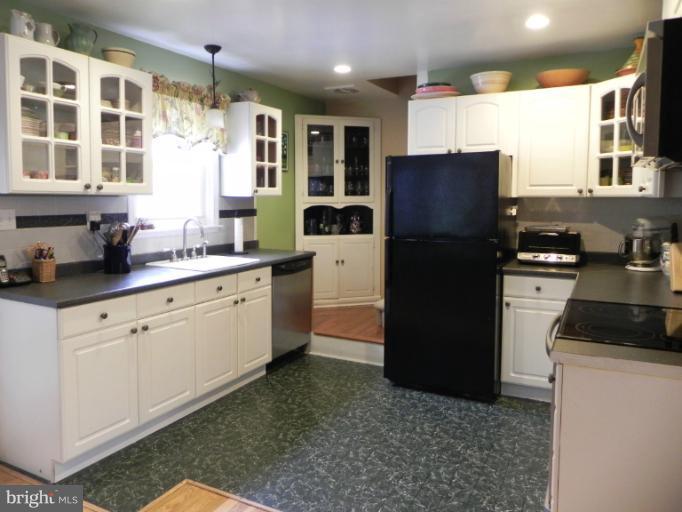 1102 Litchfield Road Baltimore, MD 21239 - Photo 15 of 26 Kitchen