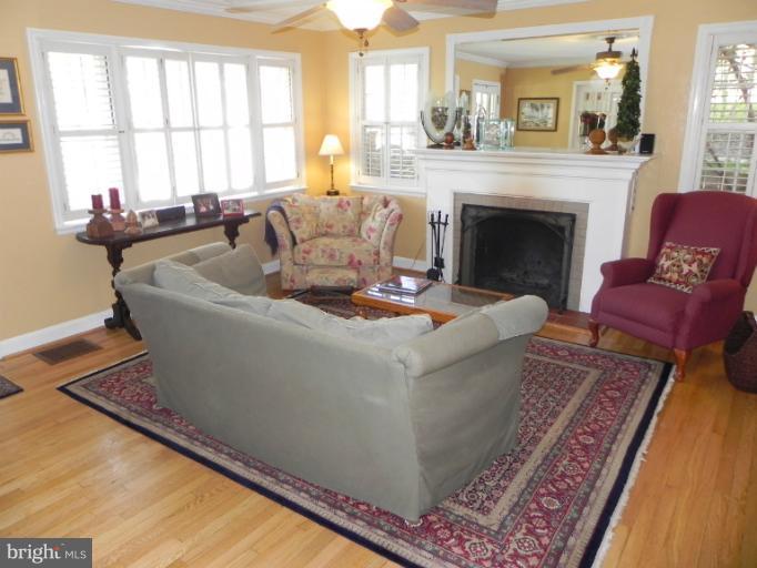 1102 Litchfield Road Baltimore, MD 21239 - Photo 4 of 26 Living Room
