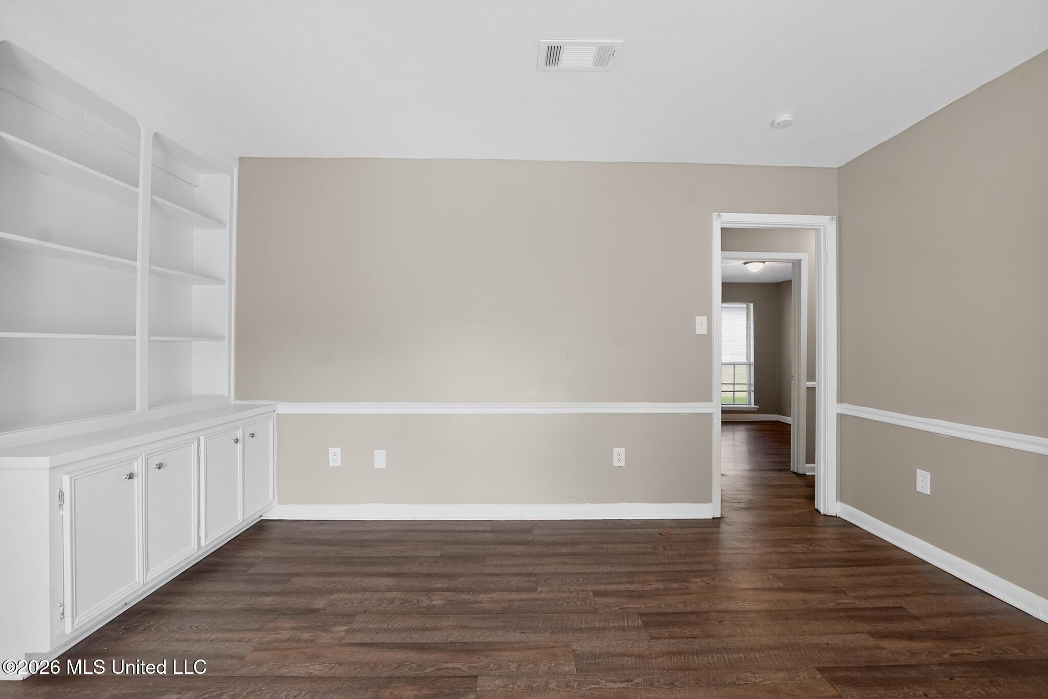 206 Valley Ridge Drive Jackson, MS 39206 - Photo 8 of 34 08_206_Valley_Ridge_Dr-Living_room-8011