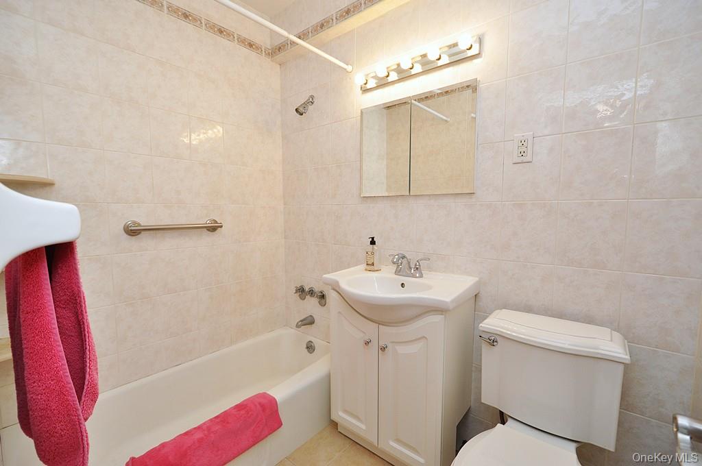 260 Garth Road, Unit 4G5 Scarsdale, NY 10583 - Photo 30 of 48 a bathroom with a sink toilet and shower