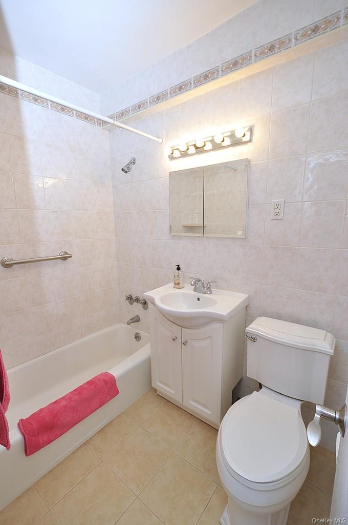 260 Garth Road, Unit 4G5 Scarsdale, NY 10583 - Photo 31 of 48 a white toilet sitting next to a bath tub