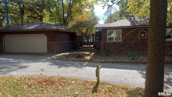 $375,000 | 27841 Bowker Drive, Le Claire, IA 52753