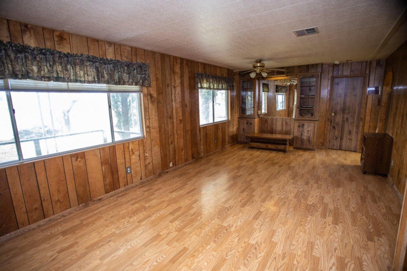 15707 Cloverdale Road Anderson, CA 96007 - Photo 5 of 18 Living room
