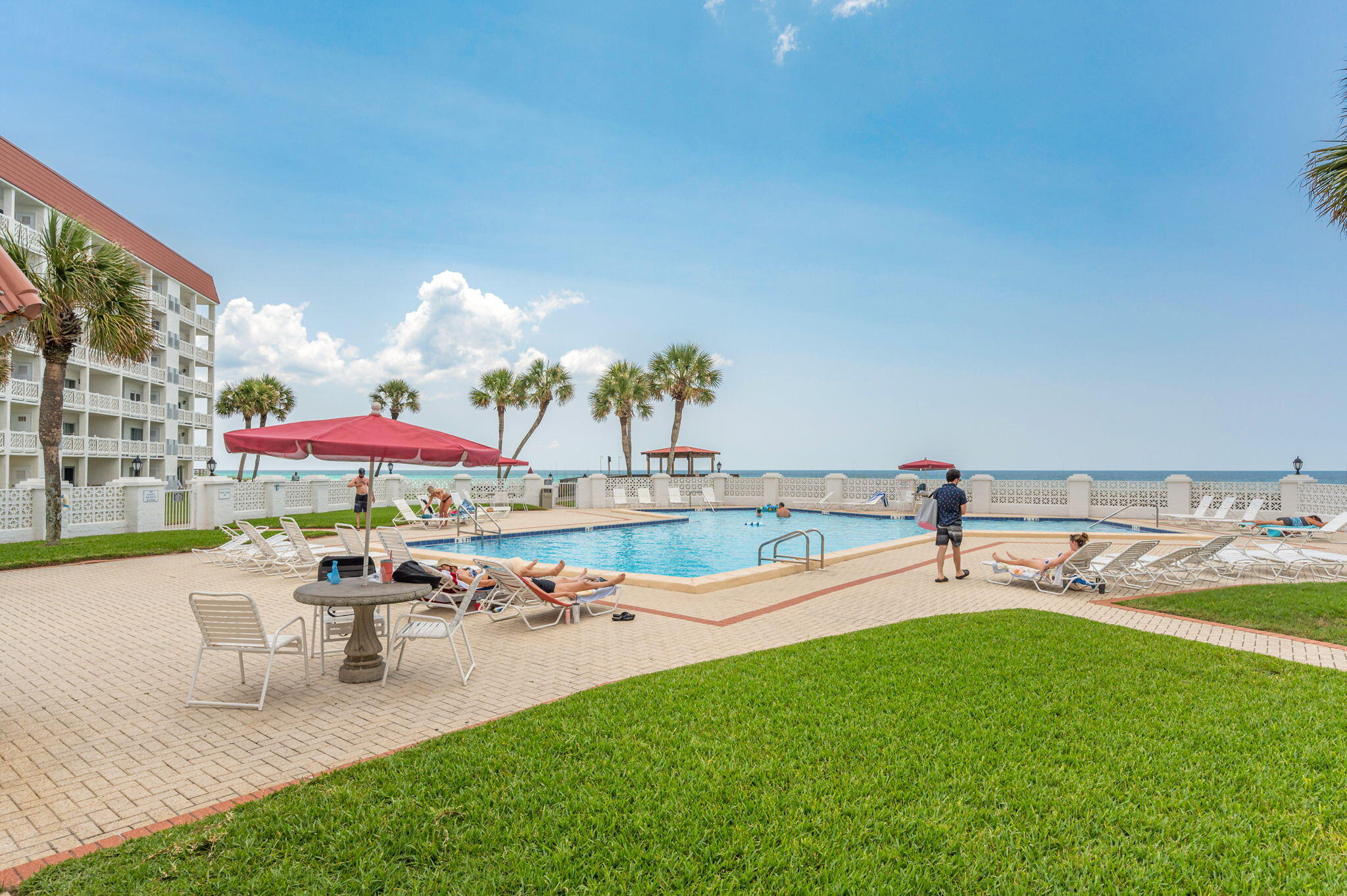 909 Santa Rosa Boulevard, Unit 256 Fort Walton Beach, FL 32548 - Photo 27 of 33 a view of a patio with a table and chairs under an umbrella