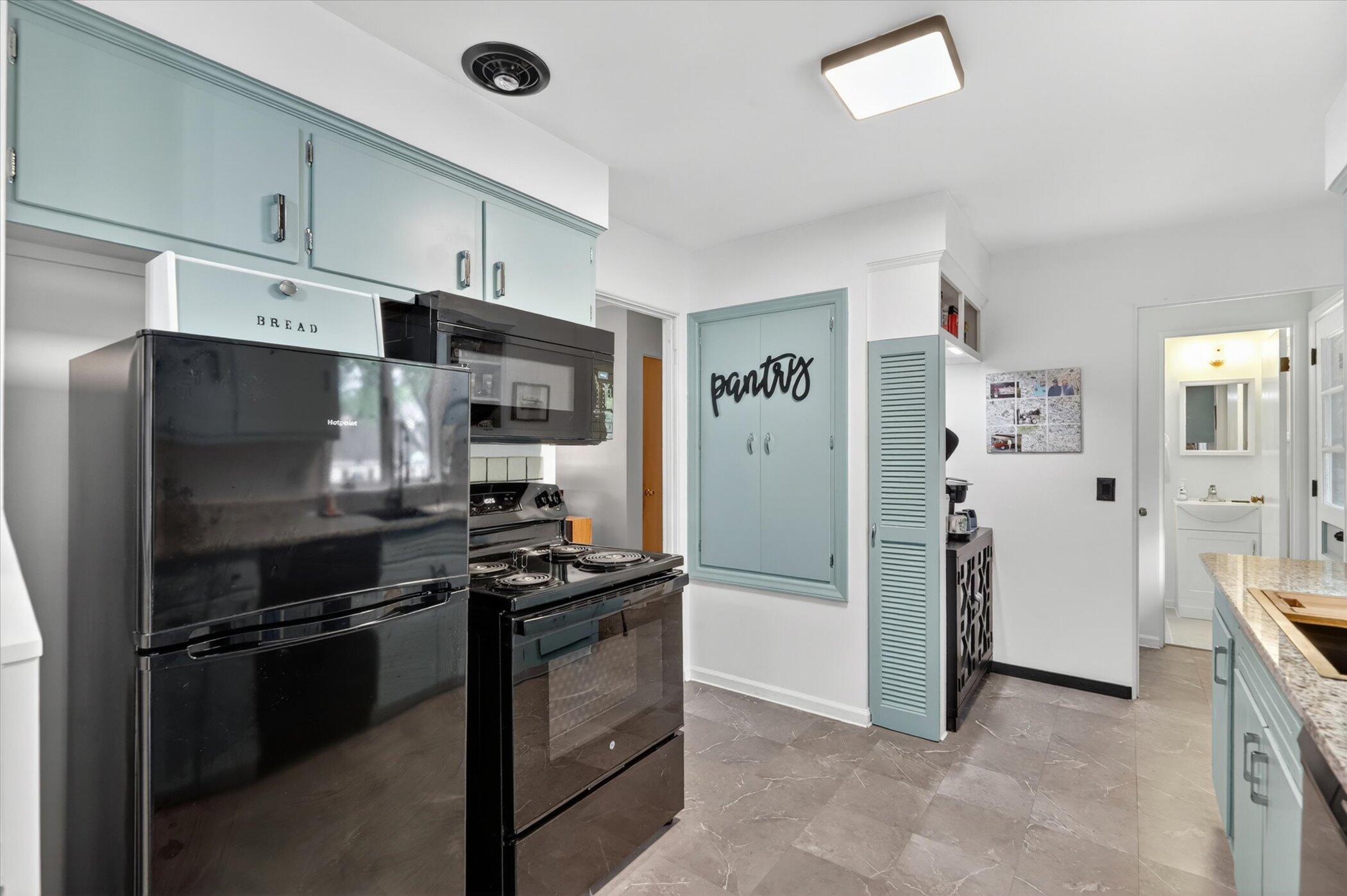 814 North Drake Road Kalamazoo, MI 49006 - Photo 12 of 44 Kitchen