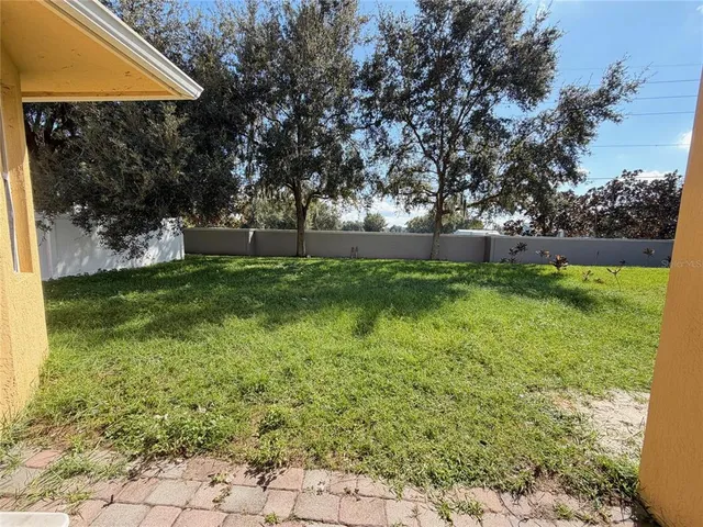 a view of a backyard