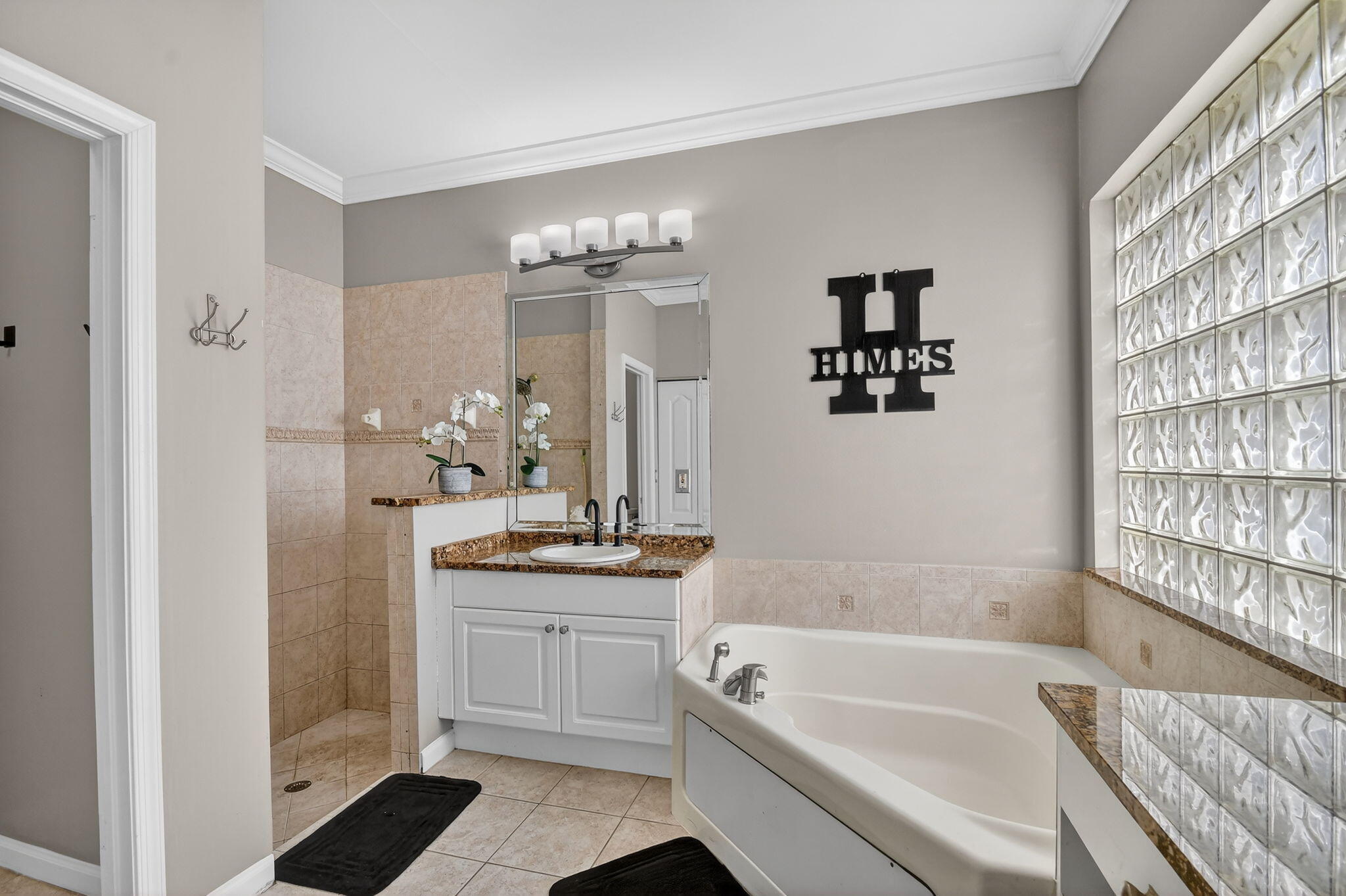 10202 Clubhouse Turn Road Lake Worth, FL 33449 - Photo 10 of 21 a bathroom with a tub a sink and mirrors