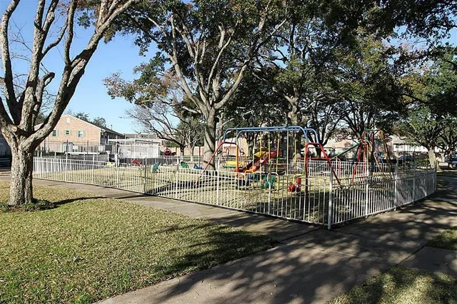a view of yard with tree