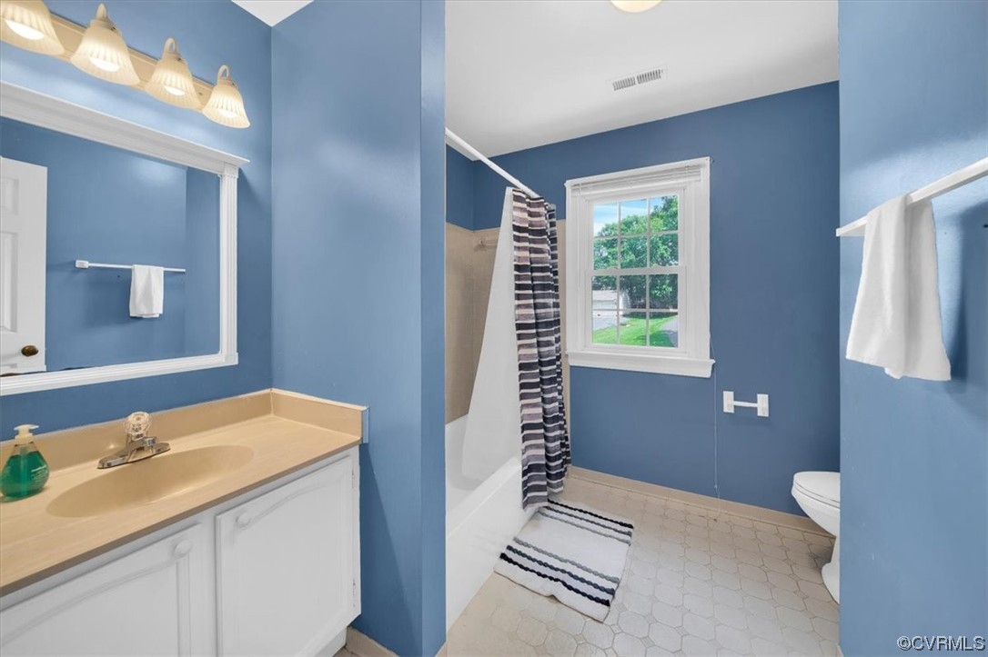 12516 Eagle Ridge Road Henrico, VA 23233 - Photo 35 of 48 Full hall bathroom with natural light, large vanity, shower / tub combination