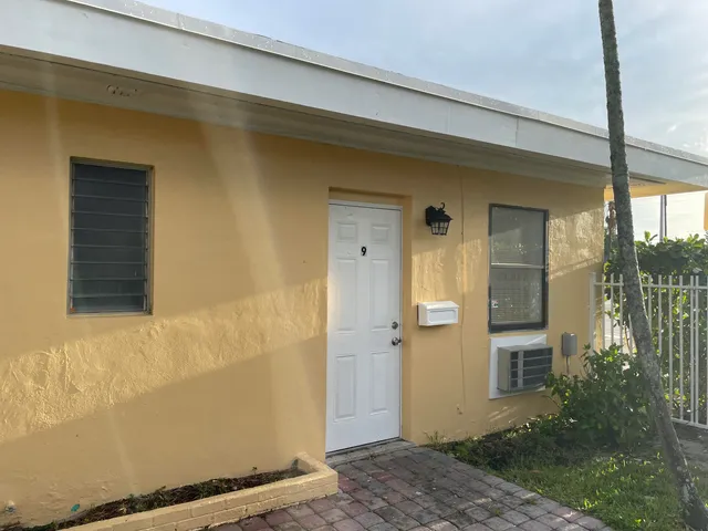$1,200 | 3300 Broadway Avenue, Unit 9, West Palm Beach, FL 33407