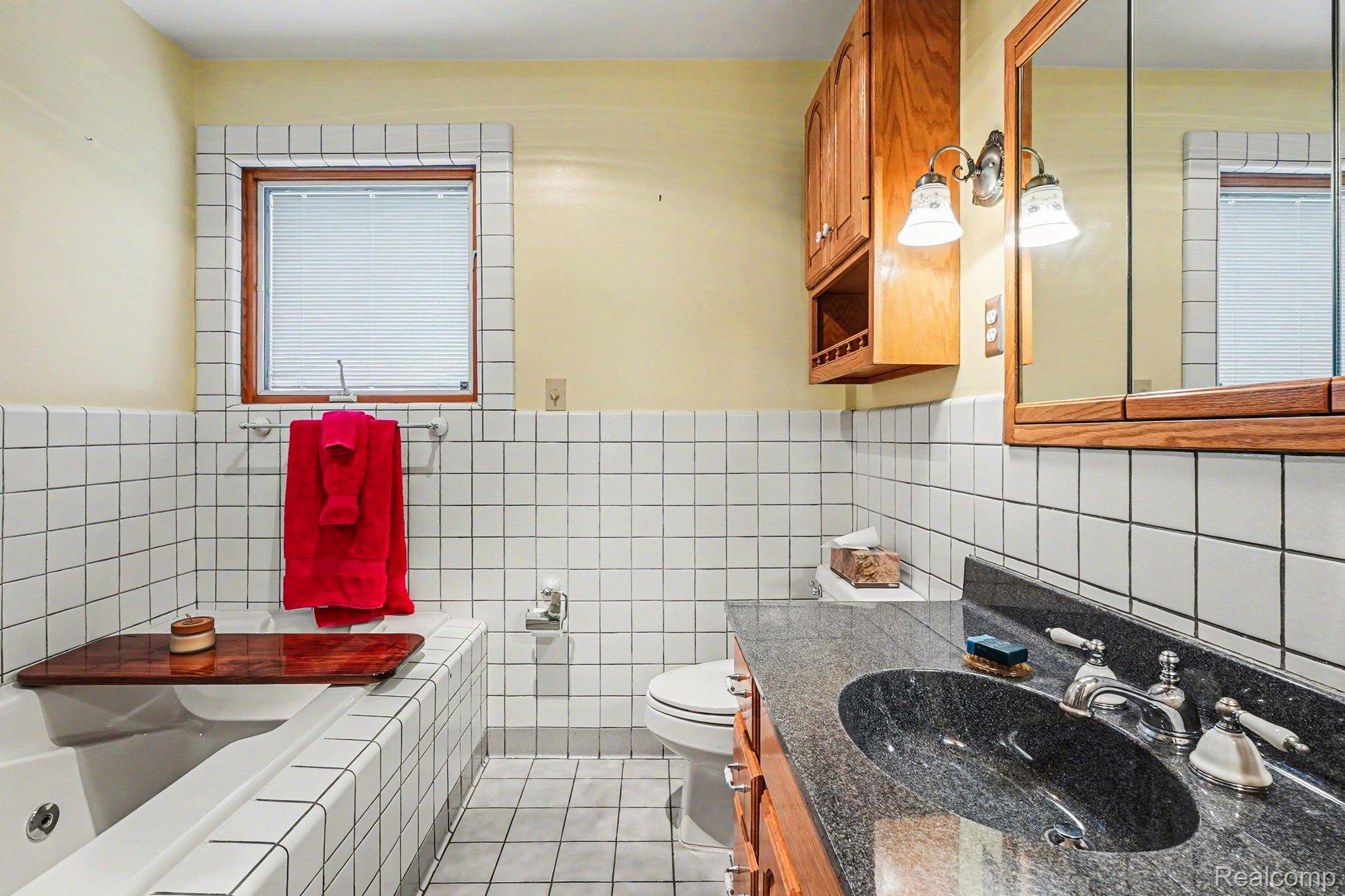1235 Yorkshire Road Birmingham, MI 48009 - Photo 21 of 36 2nd floor bath