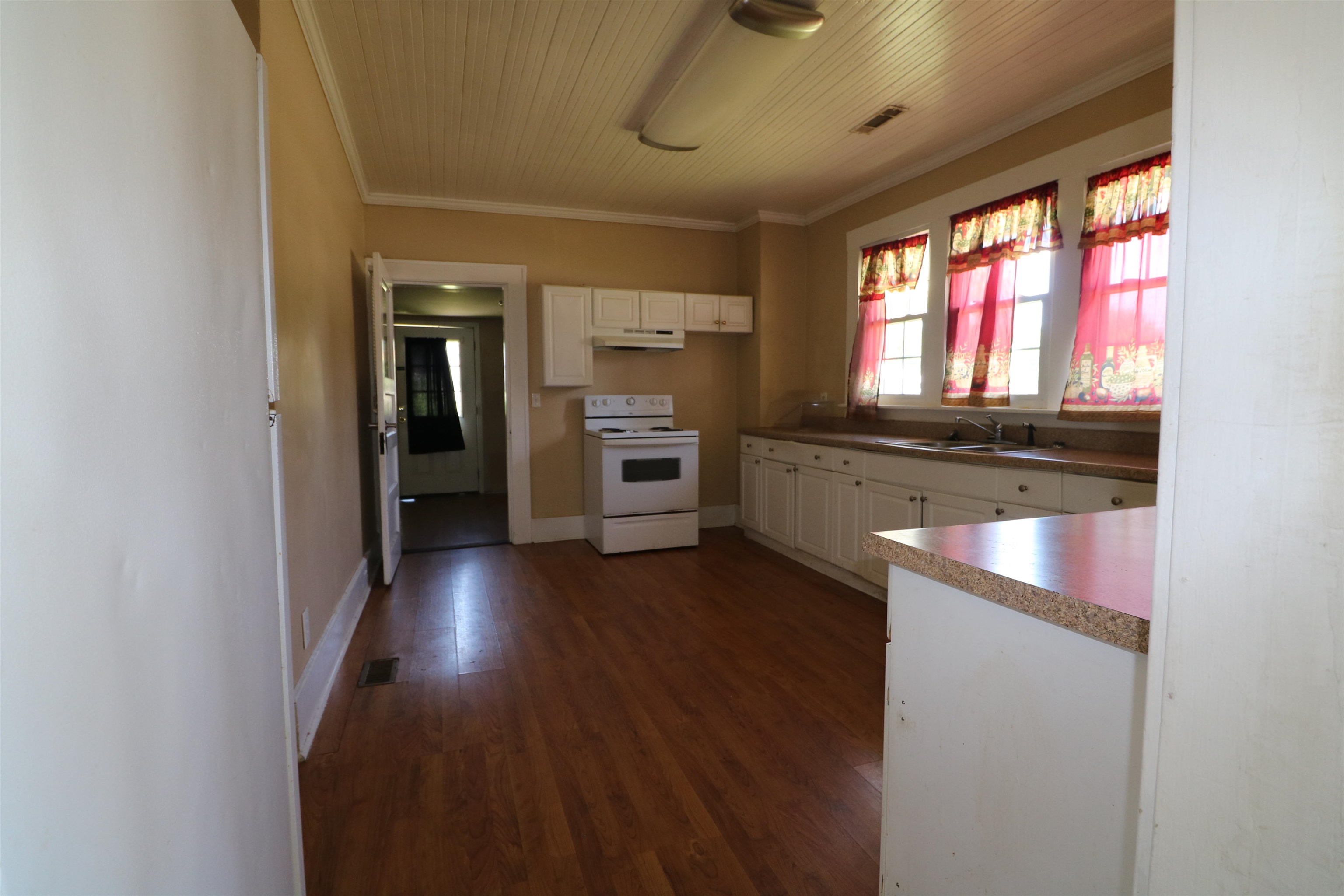 302 South Main Street Lake View, SC 29563 - Photo 7 of 27