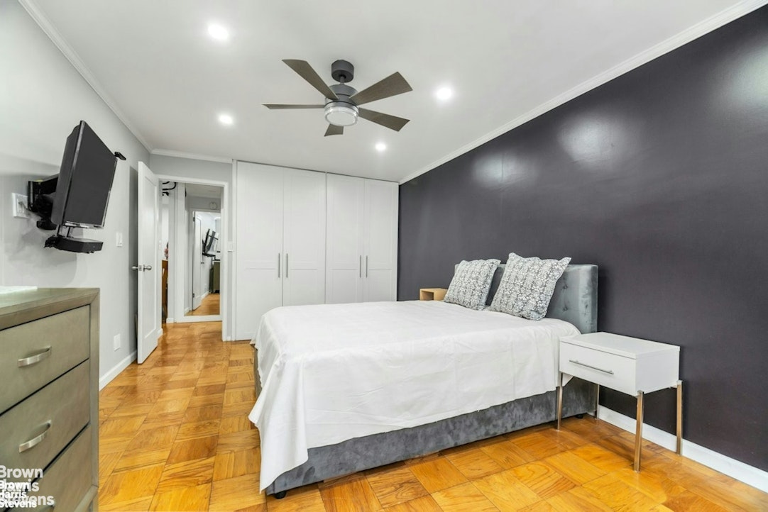 305 East 40th Street, Unit 4F Manhattan, NY 10016 - Photo 4 of 9 a spacious bedroom with a bed and a flat screen tv