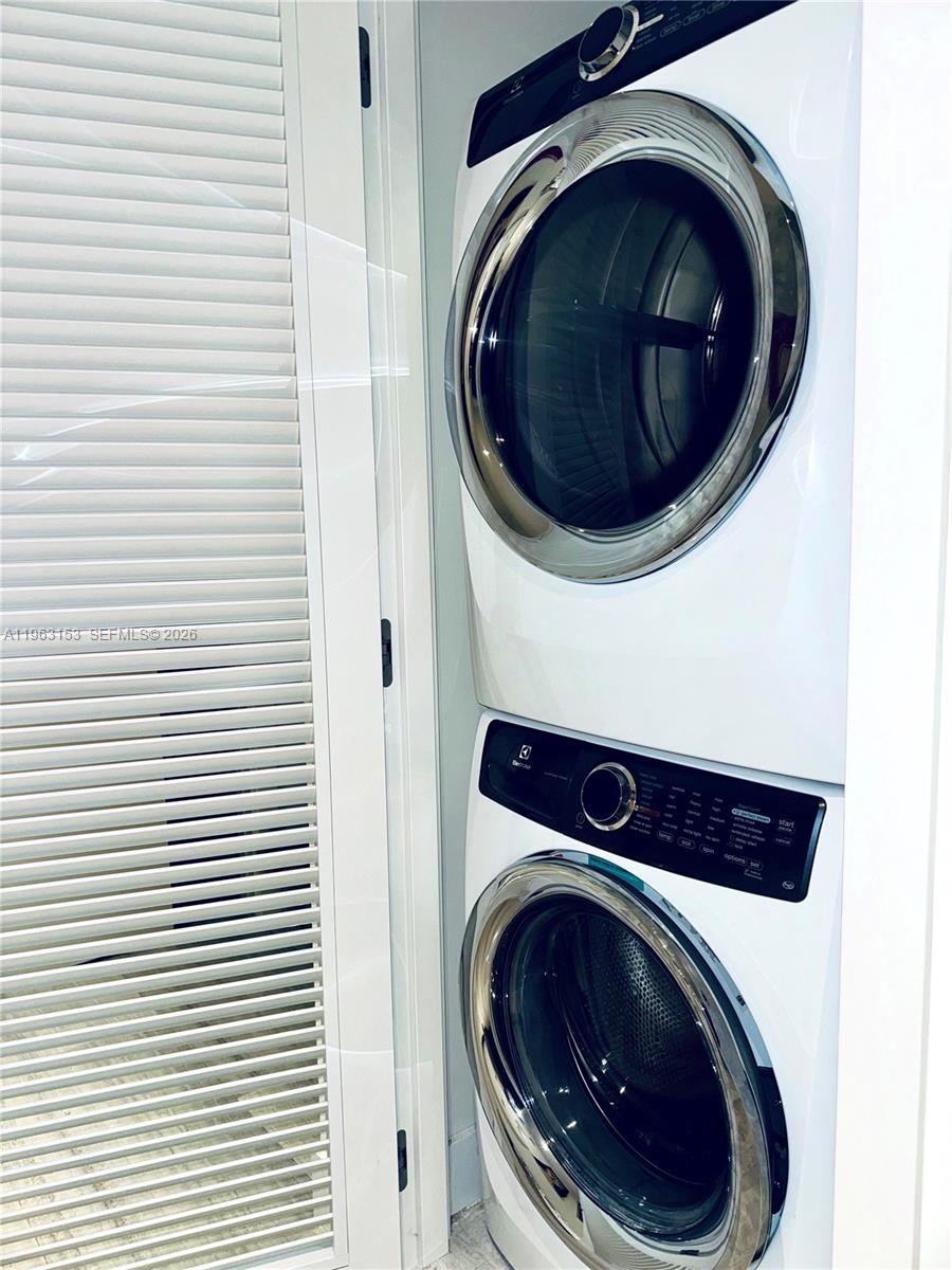 1451 Brickell Avenue, Unit 2204 Miami, FL 33131 - Photo 20 of 29 a utility room with dryer and washer