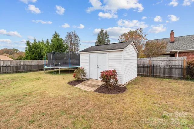 a view of a backyard