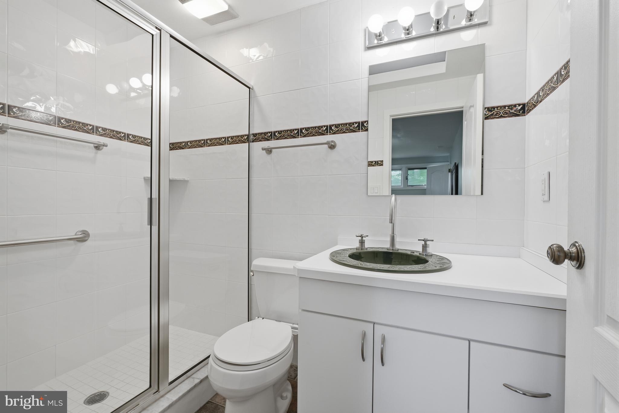 775 River Road Yardley, PA 19067 - Photo 35 of 75 Main level full ensuite bath in bedroom 1