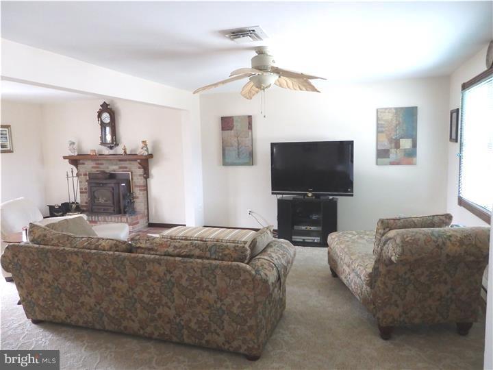 128 Grandview Road Springfield, PA 19064 - Photo 4 of 25 Living Room