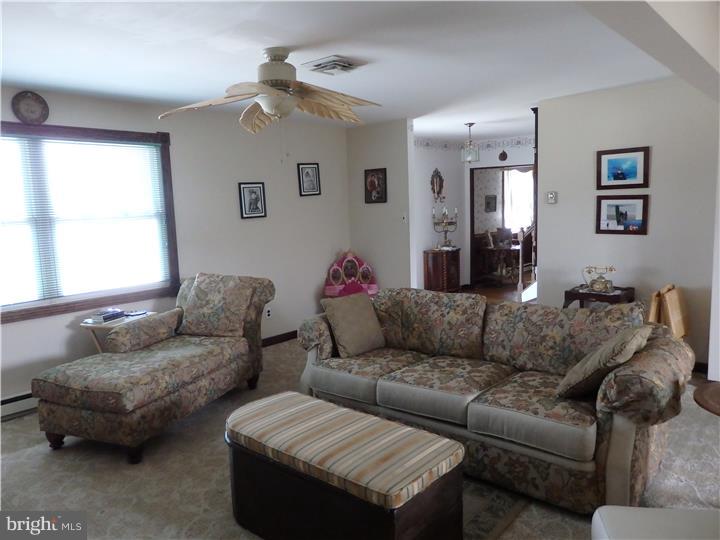 128 Grandview Road Springfield, PA 19064 - Photo 5 of 25 Living Room