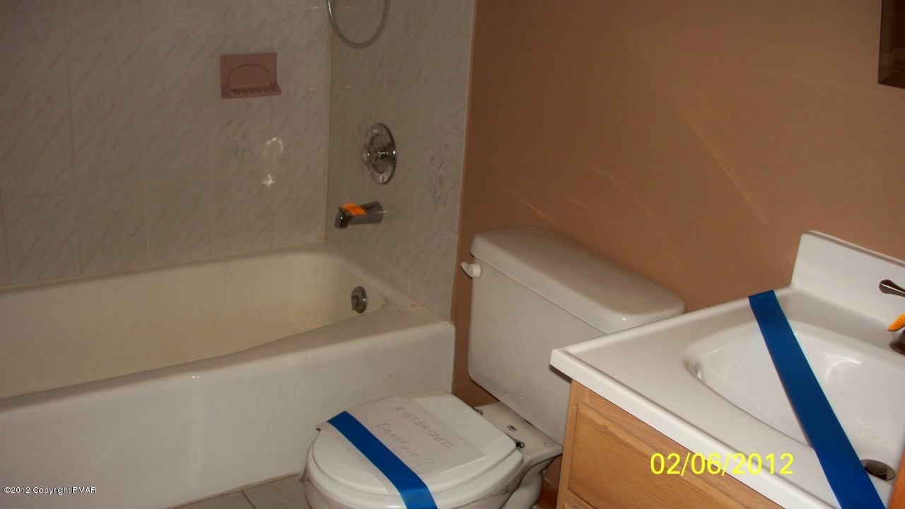 203 Hummingbird Trail Bushkill, PA 18324 - Photo 8 of 9 FULL BATH