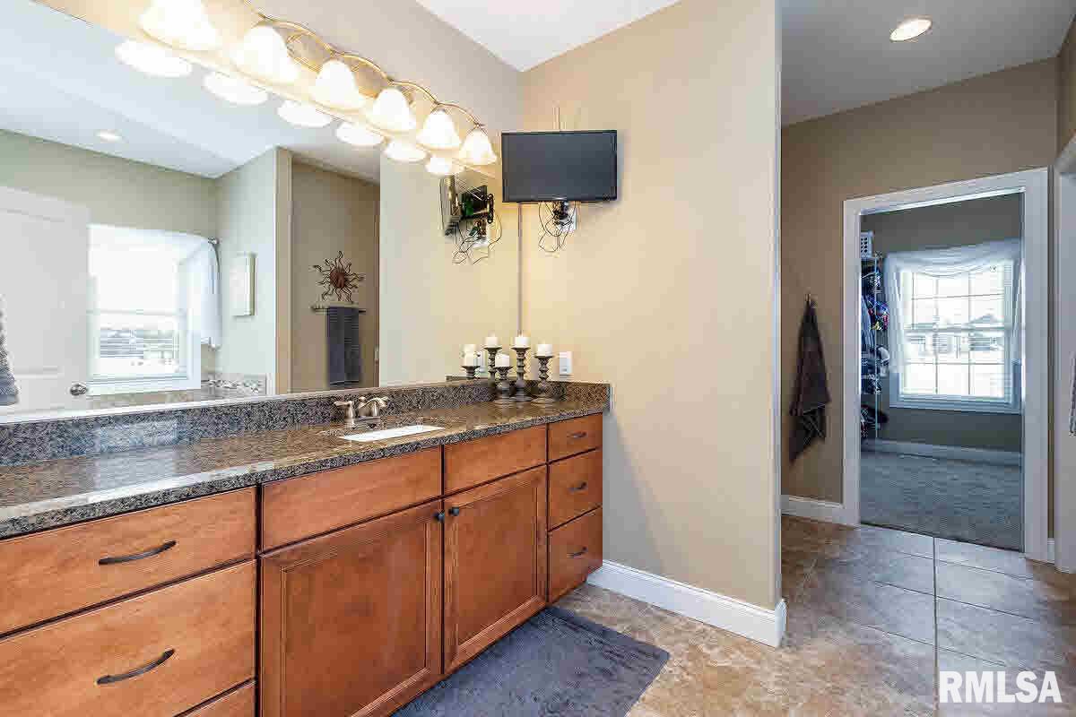 3935 Thomas Pointe Road Davenport, IA 52807 - Photo 11 of 24 Gallery Image 11
