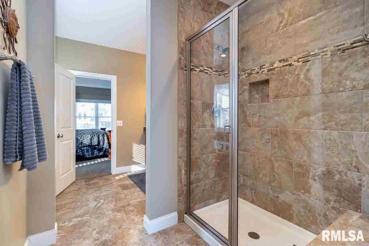 3935 Thomas Pointe Road Davenport, IA 52807 - Photo 12 of 24 Gallery Image 12