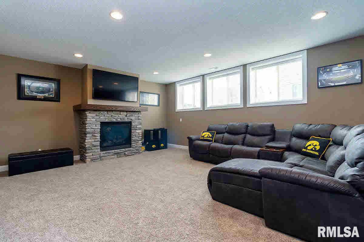 3935 Thomas Pointe Road Davenport, IA 52807 - Photo 18 of 24 Gallery Image 18