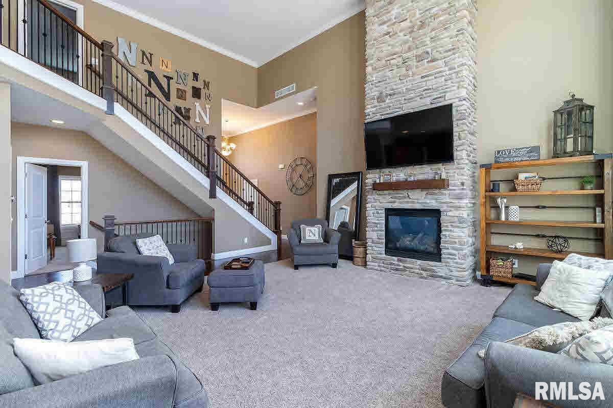 3935 Thomas Pointe Road Davenport, IA 52807 - Photo 3 of 24 Gallery Image 3