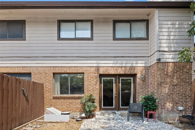 a view of entrance of the house