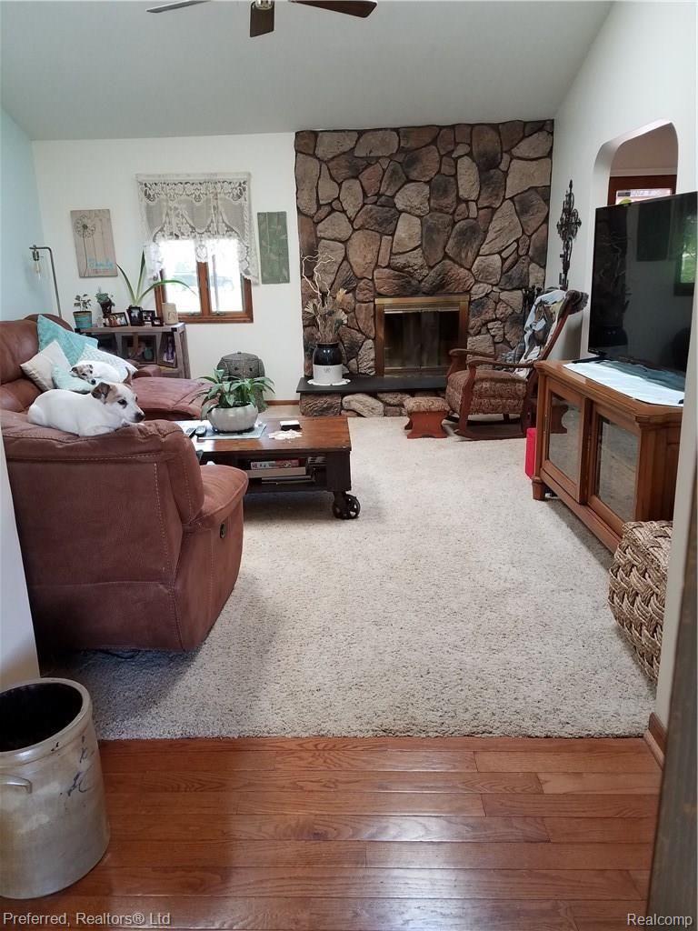24489 Waltz Road New Boston, MI 48164 - Photo 14 of 49 great room.jpg