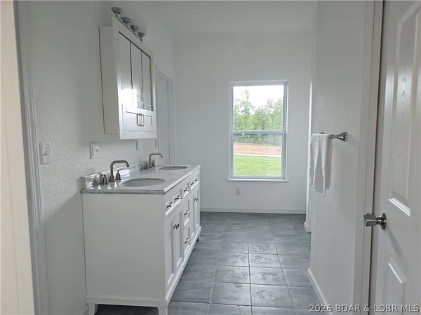 $449,900 | 3 Oak Tree Lane, Eldon, MO 65026