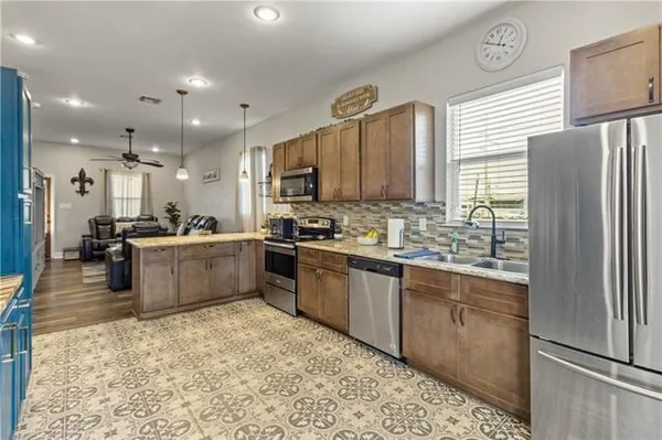 $1,600 | 305 Laroussini Street, Westwego, LA 70094