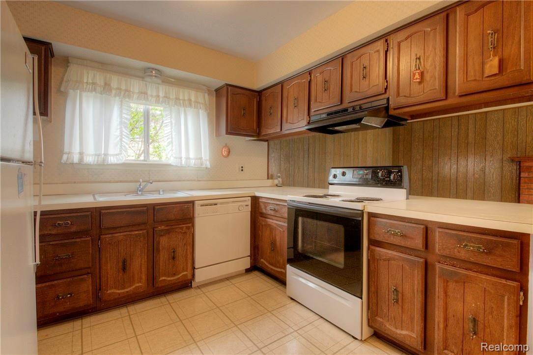 44782 Hanford Road Canton, MI 48187 - Photo 15 of 32 15 KIT.jpg