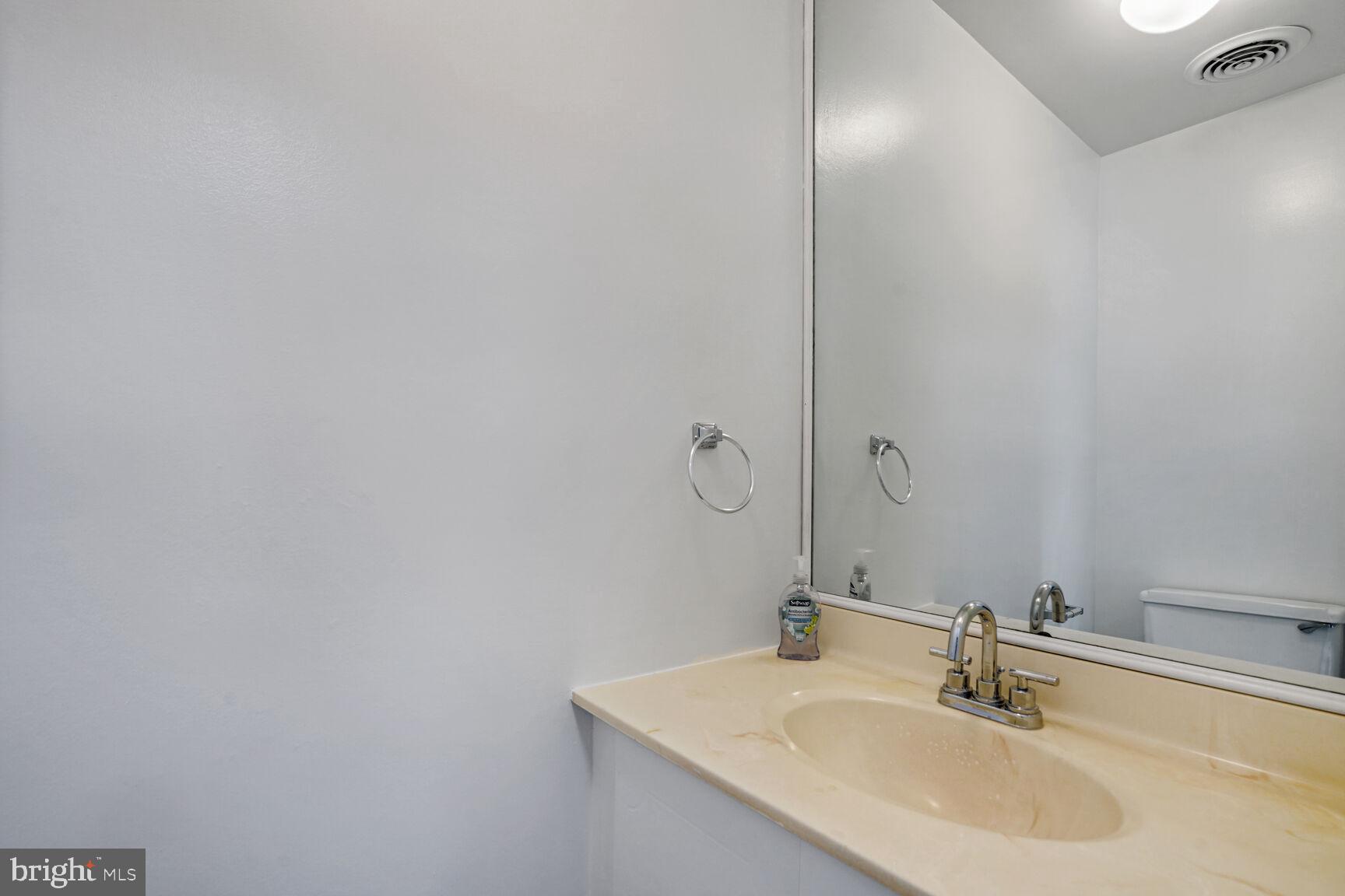 642 15th Street South, Unit 2 Arlington, VA 22202 - Photo 5 of 16