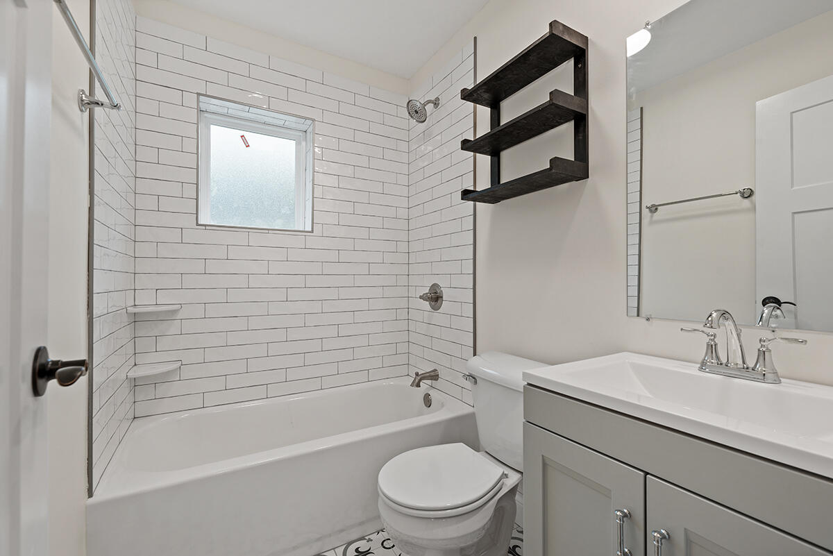 102 Marion Road Oak Ridge, TN 37830 - Photo 16 of 25 Hall Bathroom