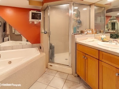 1850 Burton Lane Park Ridge, IL 60068 - Photo 29 of 34 a bathroom with a tub sink and mirror