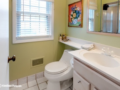 1850 Burton Lane Park Ridge, IL 60068 - Photo 30 of 34 a bathroom with a toilet sink and mirror
