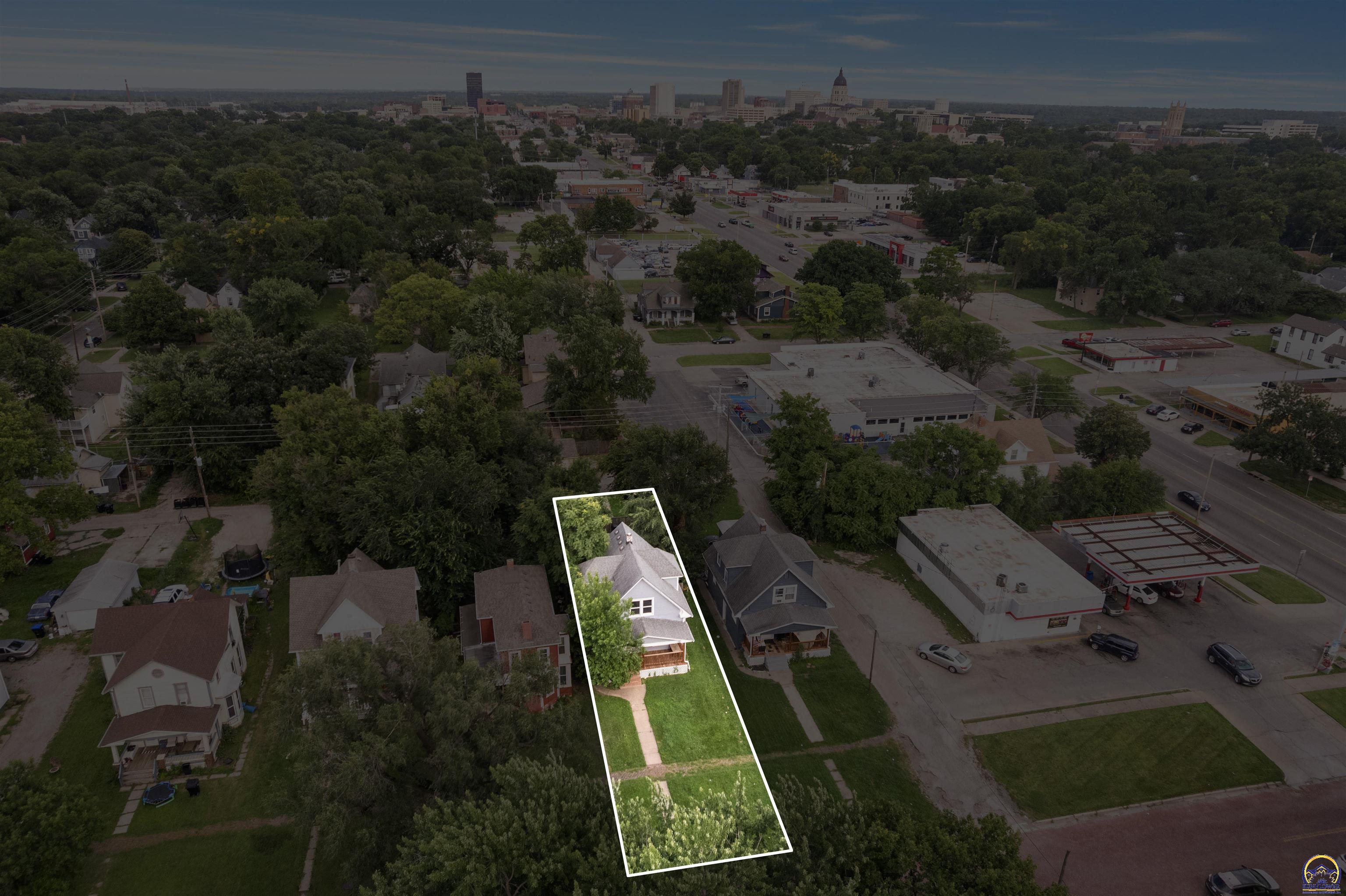 518 Southwest Lane Street Topeka, KS 66606 - Photo 6 of 56