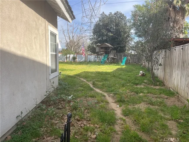 a view of yard with tree in it