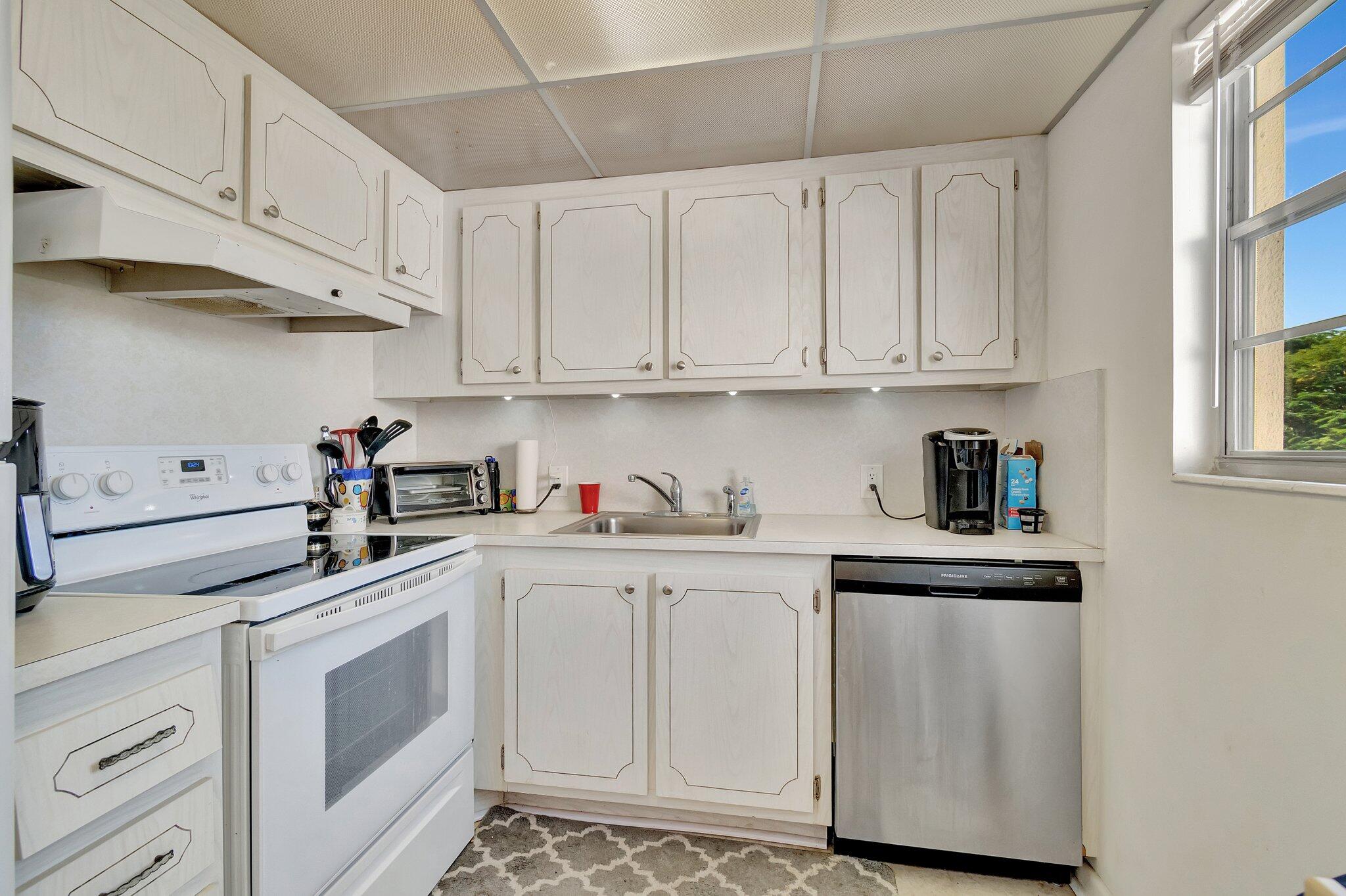 536 Fanshaw M Boca Raton, FL 33434 - Photo 11 of 65 18-web-or-mls-DSC_8521