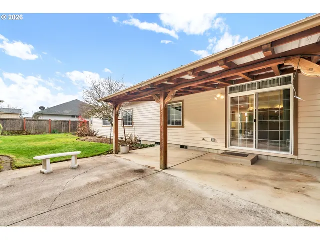 a view of a back yard