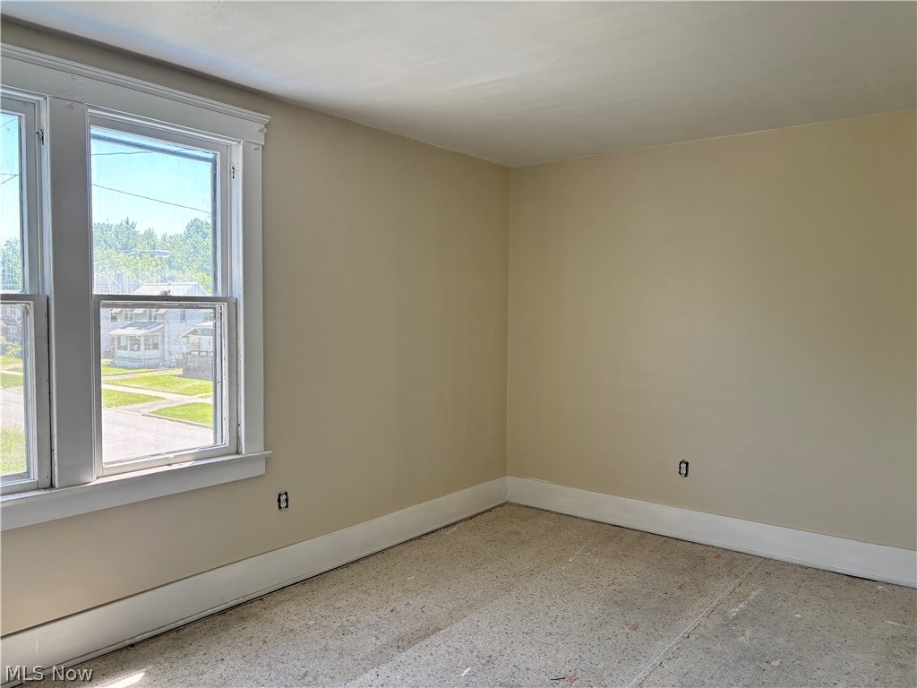 972 Front Street Southwest Warren, OH 44485 - Photo 8 of 12
