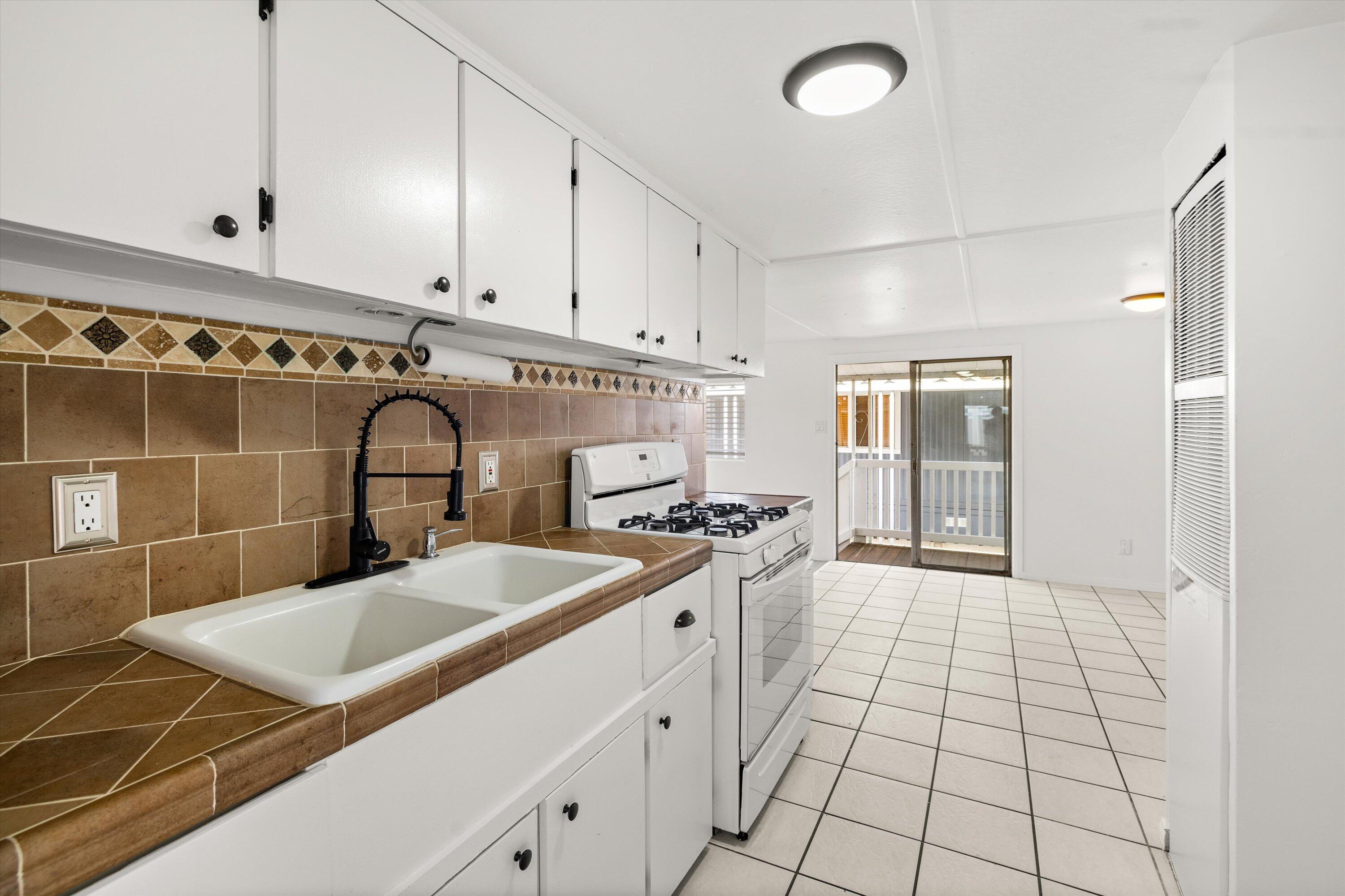 5700 Via Real, Unit 103 Carpinteria, CA 93013 - Photo 4 of 24 04-kitchen