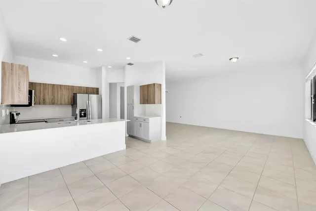 a view of empty room with a ceiling fan
