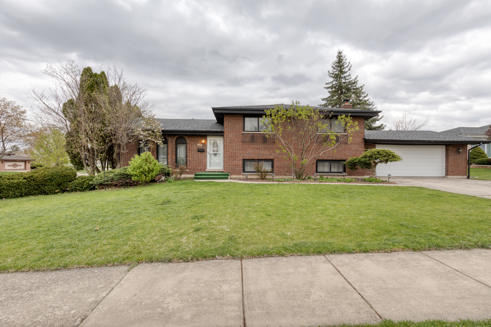 585 North Green Ridge Street Addison, IL 60101 - Photo 2 of 30