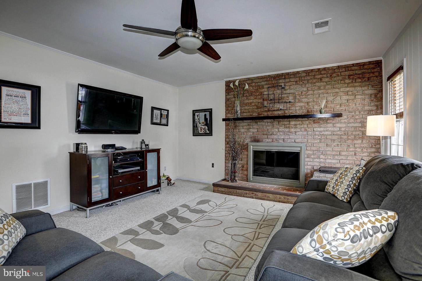 8017 West Point Drive Springfield, VA 22153 - Photo 14 of 26 Family Room